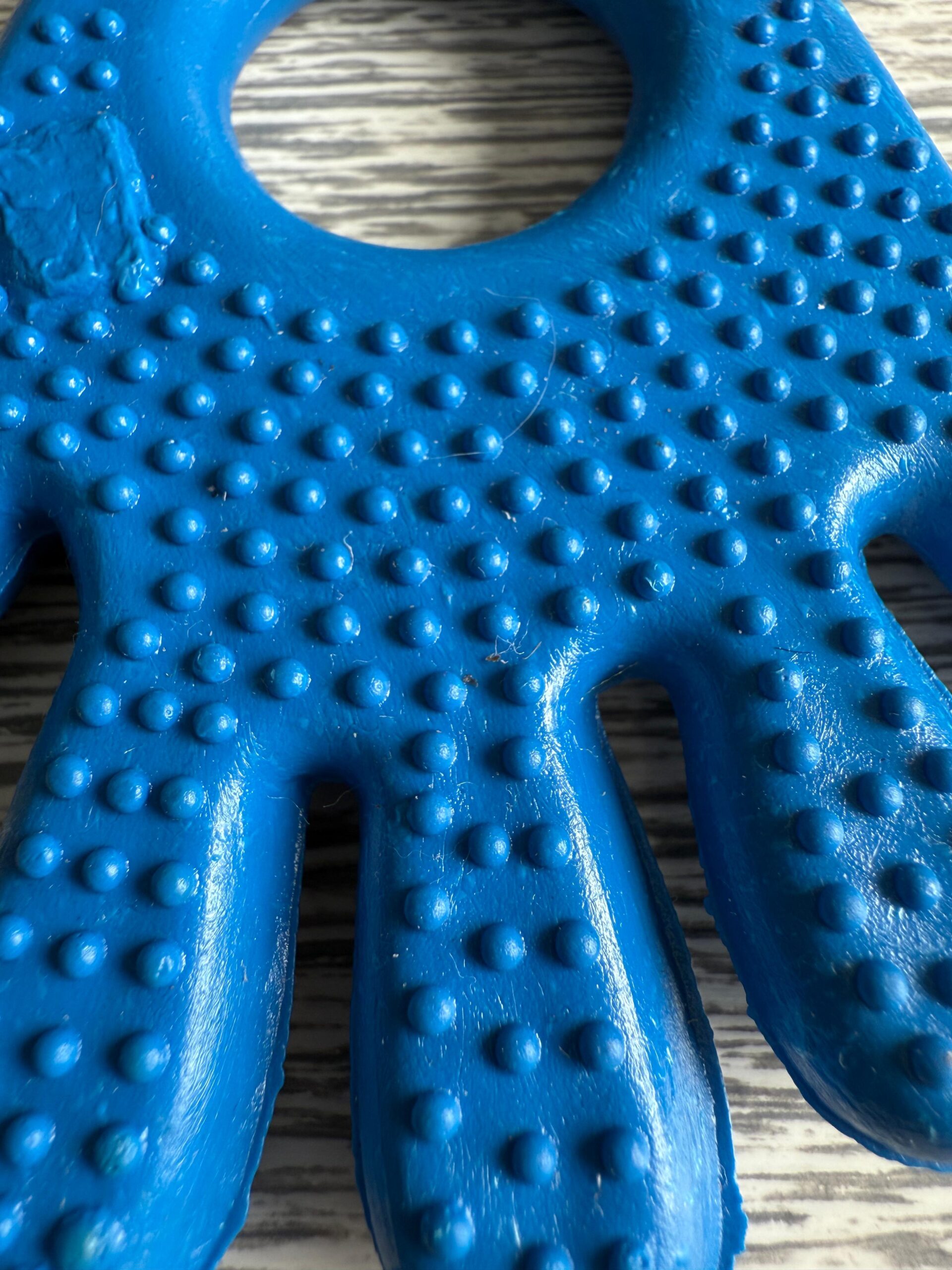 Mordedor Masticable con Textura Mano Azul - Imagen 2