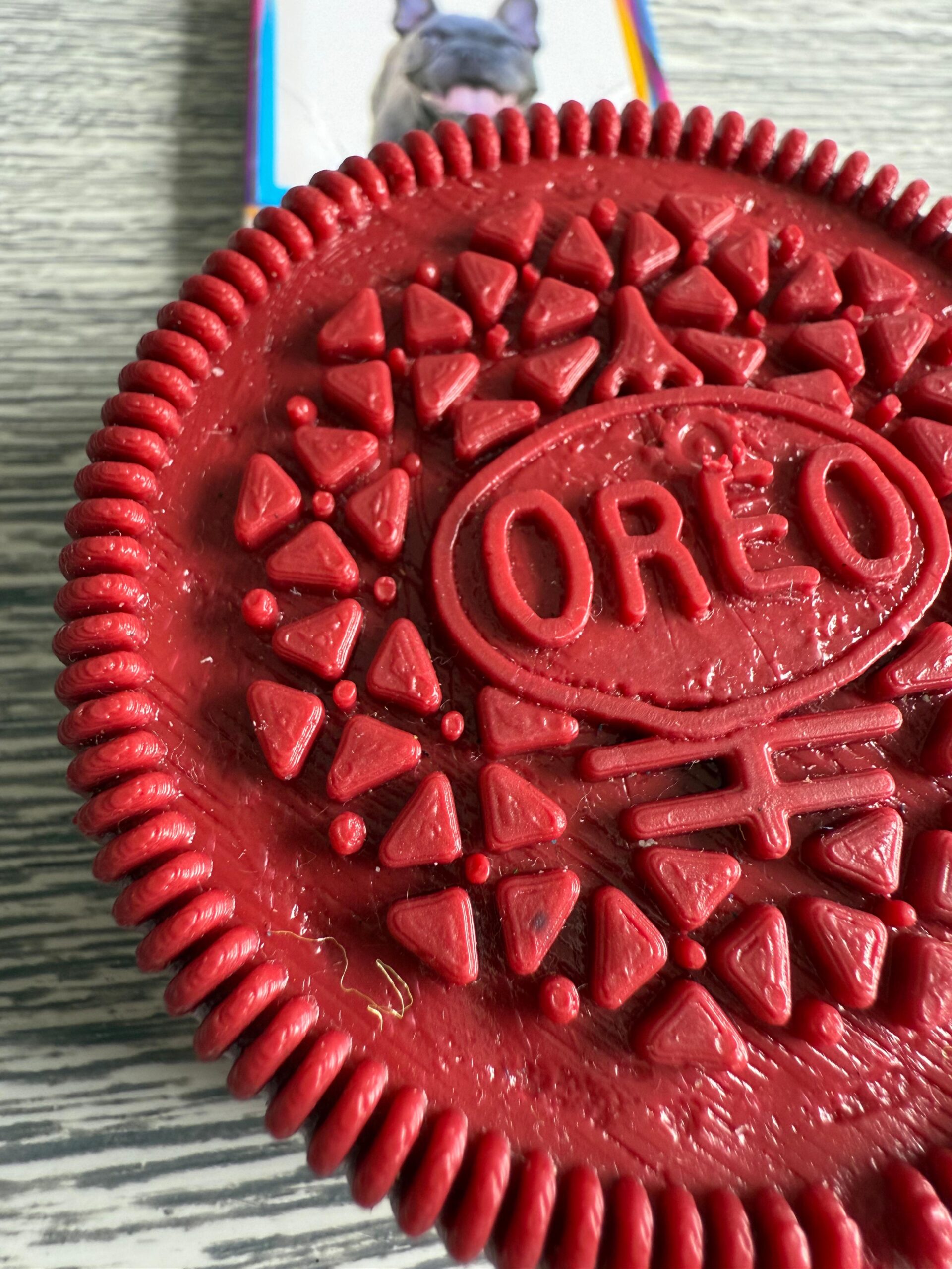 Mordedor Textura Antiestres Galleta Oreo Roja - Imagen 2